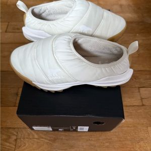 Sorel Quilted White and Tan Mules with Elastic Opening
